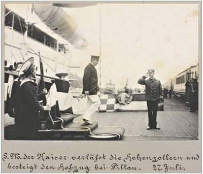 S.M. Kaiser verlAEsst die Hohenzollern und besteigt den Hofzug bei Pillau.1905.jpg