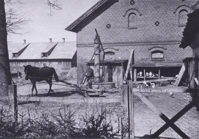 Landkeim Kr Samland, Gutshof, der pferdebespannte Göbel pumpt das Wasser in einen Behälter auf das Wohnhaus 1930 - 1935 Im Hintergrund befindet sich der Schwein- und Jungviehstall..jpg