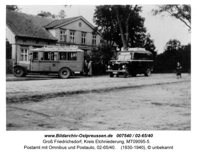 Омнибус (справа) и автобус рейхспочты у почтамта в Гросс Фридрихсдорфе\п. Гастеллово