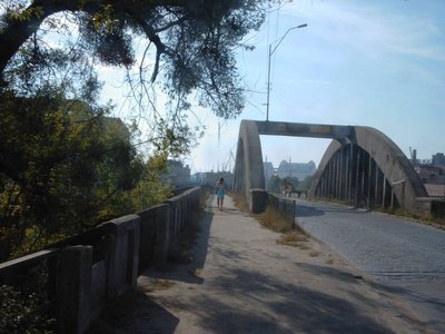 Путепровод до капремонта 2008-2009 гг. <br />Через фермы моста просматривается портовый элеватор.