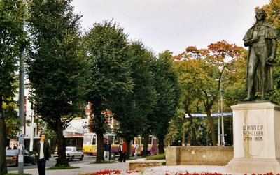Schiller Monument, Kaliningrad 2003.jpg