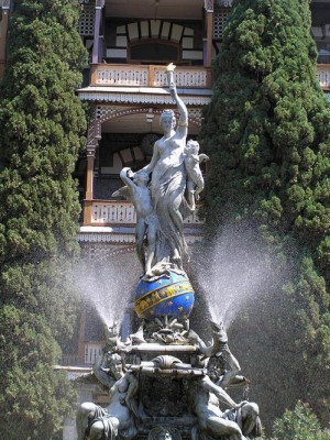 Современное фото фонтана в Гурзуфе