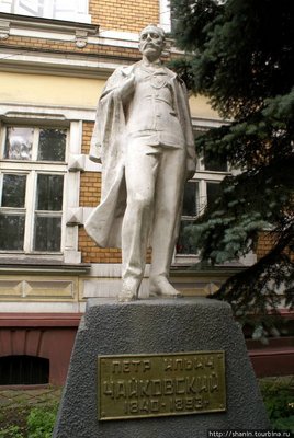 Памятник П.И.Чайковскому у здания Музыкальной школы в Черняховске