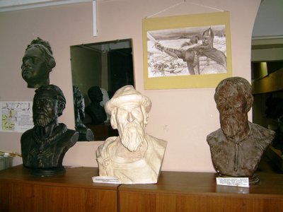 Слева вверху - посмертная маска Петра Великого