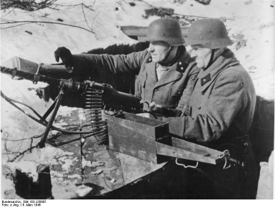 Koenigsberg - Volkssturmmanner an MG.jpg