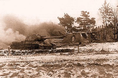 Танки ИС-2 ведут бой в укрепрайоне. Восточная Пруссия, 3-й Белорусский фронт, январь 1945 г..jpg