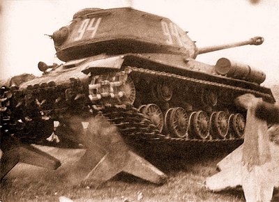 Танк ИС-2 преодолевает бетонные противотанковые «ежи». Восточная Пруссия, 3-й Белорусский фронт, январь 1945 г..jpg