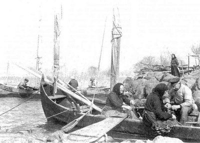 90-28-0113 Ostpreussische Originale Fischer in Steinort im Samland beim Saeubern der Netze..jpg