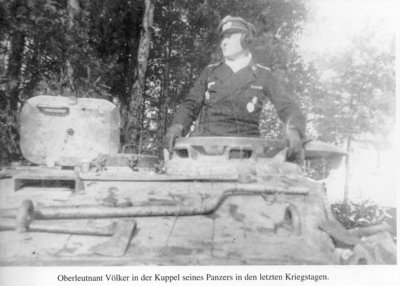 Лейтенант Ervin Foelker в башне своего танка в последние дни войны.