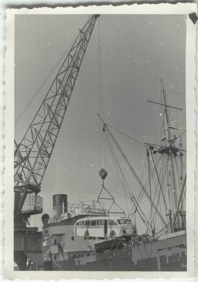 Погрузка трофейного автобуса &quot;Пежо&quot; в Кёнигсбергском порту. Фото 40-е годы XX века