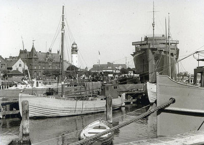 Pillau, Innenhafen mit Leuchtturm im Hintergrund