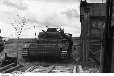 Bundesarchiv_Bild_101I-218-0522-13,_Russland-Sud_(Don,_Stalingrad),_Panzer_III.jpg