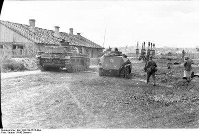 Bundesarchiv_Bild_101I-218-0525-02A,_Russland-Sud,_Panzer_III,_Schutzenpanzer.jpg