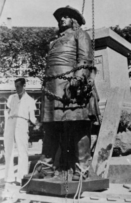 Рабочий момент установки статуи на постамент