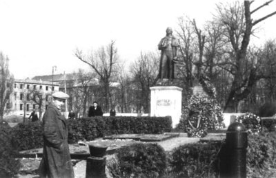 Памятник Шиллеру. Вид с запада. Фото около 1950 года