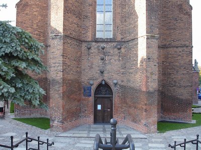14.	Вход в склеп в восточной части собора.