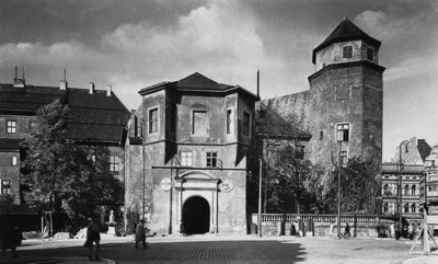 Фонтан «Пути» слева от восточного входа в Королевский замок. Фото 1936 года.