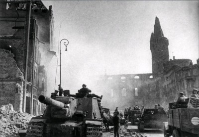 Советские танки и автомашины в Кенигсберге.jpg