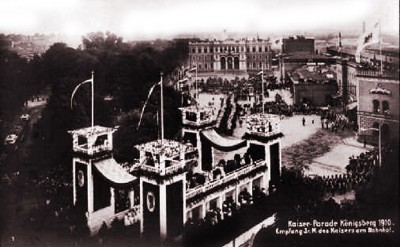 Кайзер парад перед вокзалом 1910 год.jpg