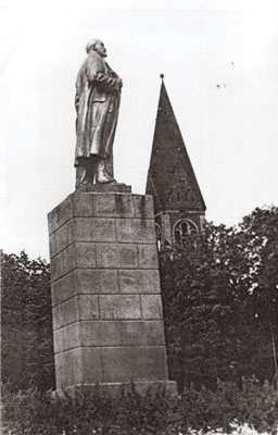 Ленин в парке2.jpg