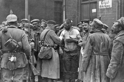 Russische_Kriegsgefangene_auf_dem_Bahnhof_1915.jpg
