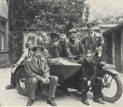 These men are surrounding the first Harley-Davidson 1927.jpg