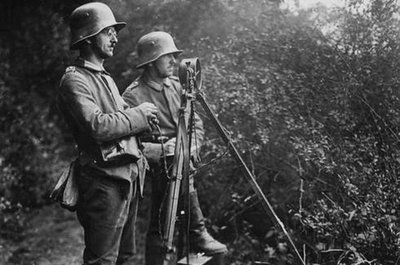 1925[9] 3.-8. September. Feldmanöver der Reichswehr 2. Division in der Gegend von Neu-Brandenburg in Mecklenburg. Вlinkzeichen-Apparat..jpg