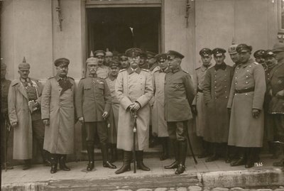 1915, Grossherzog Friedrich II mit Uniformierten. Konigsberg Preussen.JPG