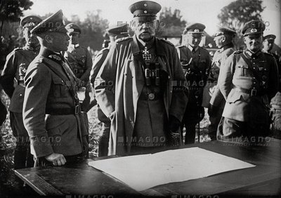Herbstmanövern der Reichswehr. General von Brauchitsch Reichspräsident von Hindenburg und Generalmajor von Hammerstein. Darkehmen Ostpreussen. 12. September 1933...jpg