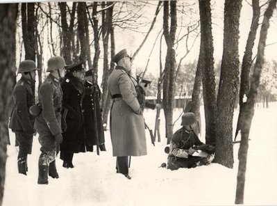 Geschwader Kommandeur bei Man__ver in Pillau, 1929.JPG