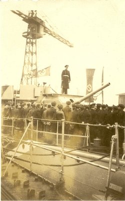 Schichau-Werft, Schnappschuss bei Übergabezeremonie des Minensuchboots M-375 (TS 8) am 30. Juli 1944