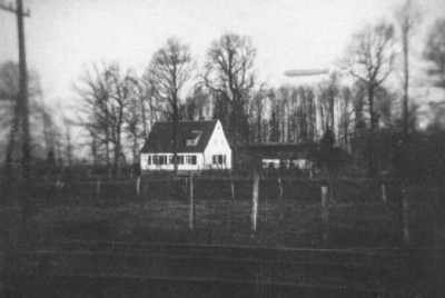 020-0077 Kapkeim ca. 1932-33. Das Wohnhaus der Familie Damrau. Im Bild sind die Zeppeline Hindenburg und Ludendorf zu erken-nen. .JPG