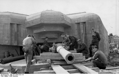 Bundesarchiv_Bild_101I-294-1531-14,_Nordfrankreich,_Atlantikwall,_Geschützbunker.jpg