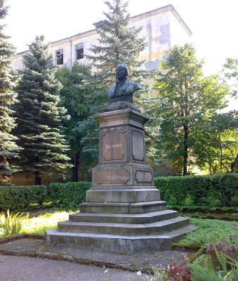 Бюст Ленина у здания Черняховской прокуратуры