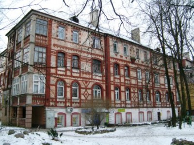 Общий вид дома на перекрестке улиц Комсомольской и Пацаева