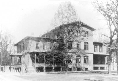 Allenberg - Der Maennerpavillon der Anstalt. Erbaut um 1900.jpg
