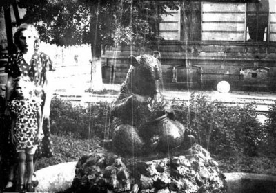 Мишка в фонтане, 1955 г.