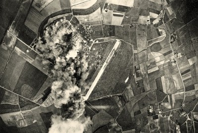 Фотоконтроль удара бомбардировочной авиации Красной армии по аэродрому Мариенбург в Вост. Пруссии.jpeg