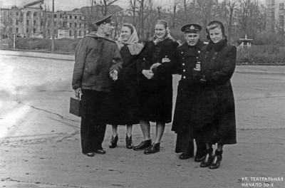 военные с даами перед драмтеатром 50-е.jpg