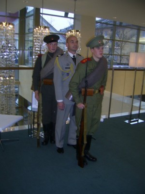 Члены Багратионовского военно-исторического клуба и военный атташе посольства Франции в РФ подполковник Дени Морель